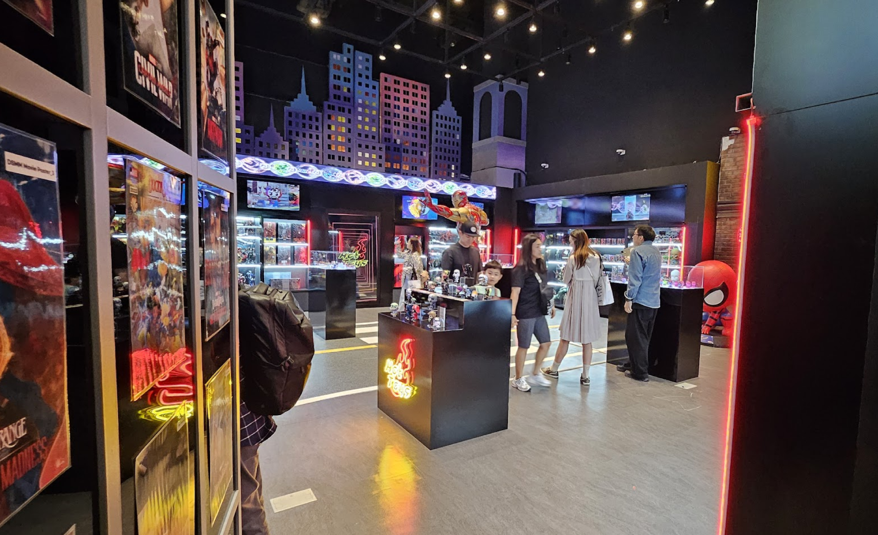 MARVEL Hot Toys Retail image 1
